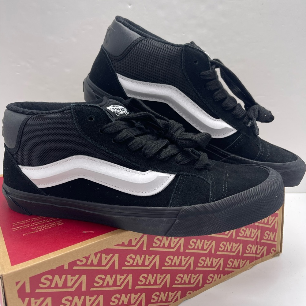 Vans Men’s 11.5 Knu Mid
Black/Black/White
VN000CQ9B8C Sneakers - Picture 9 of 16